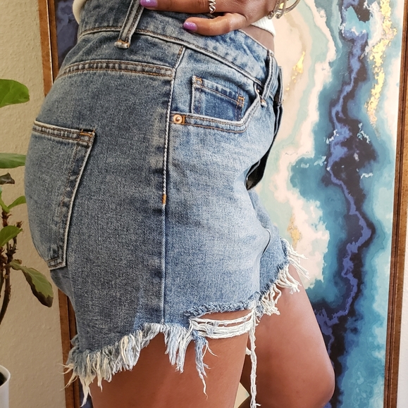 Wild fable womens distressed denim shorts, size 6 - Picture 3 of 5
